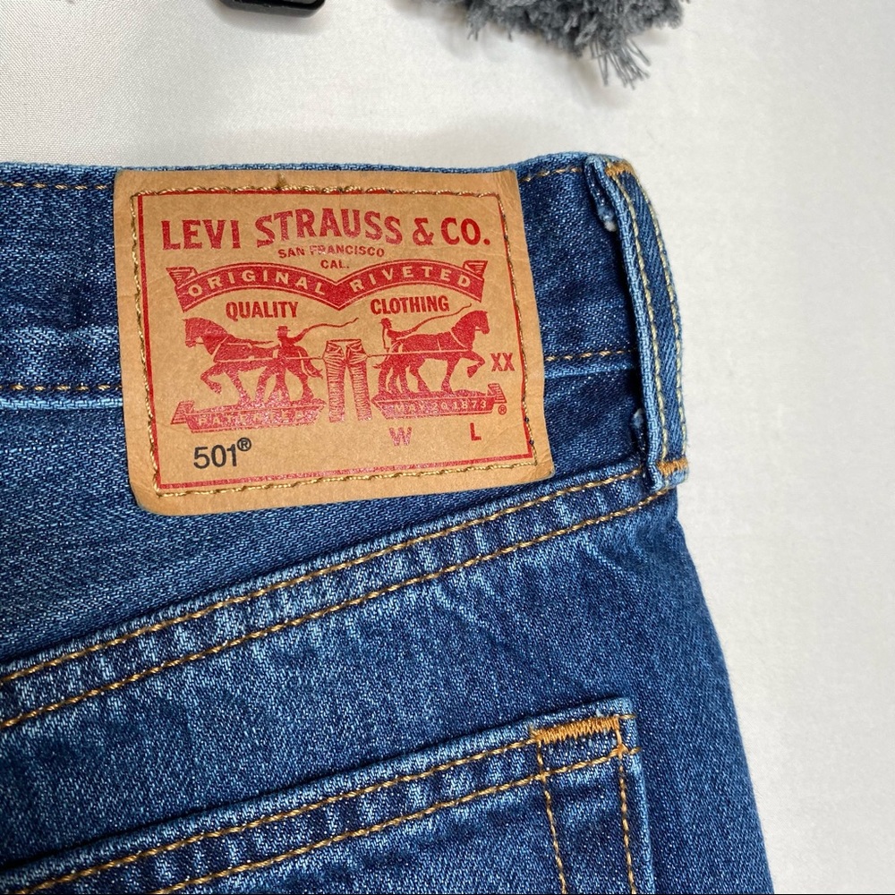 Levi’s High Rise Cherry Patch 501 Shorts Size 29 - Picture 4 of 7